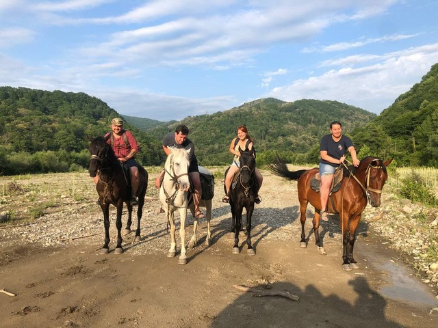 konnie-progulki21 Конные прогулки в Сухуми районе в горах